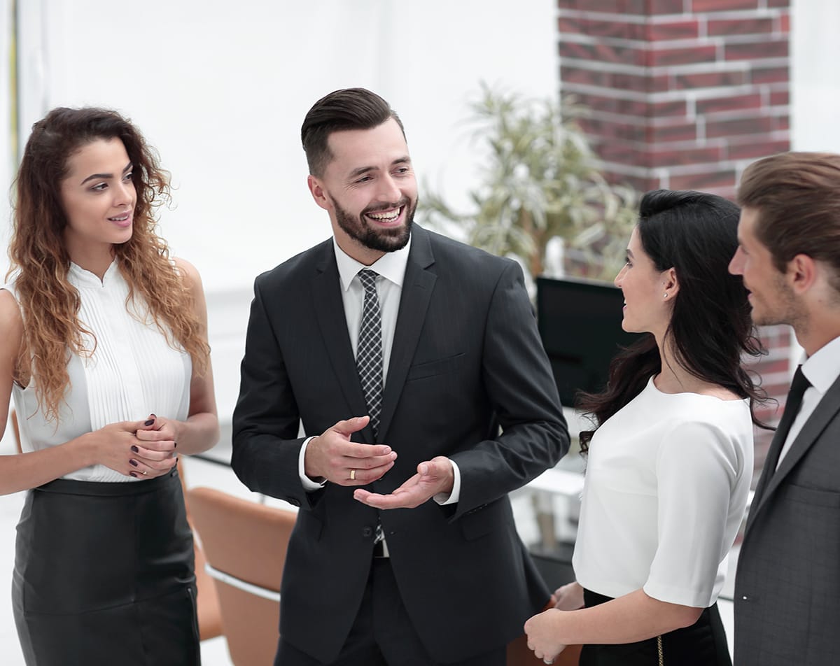 Изображение для статьи "Бизнес-хак. Как привлекать B2B-клиентов, оказавшись в нужное время с нужными людьми"